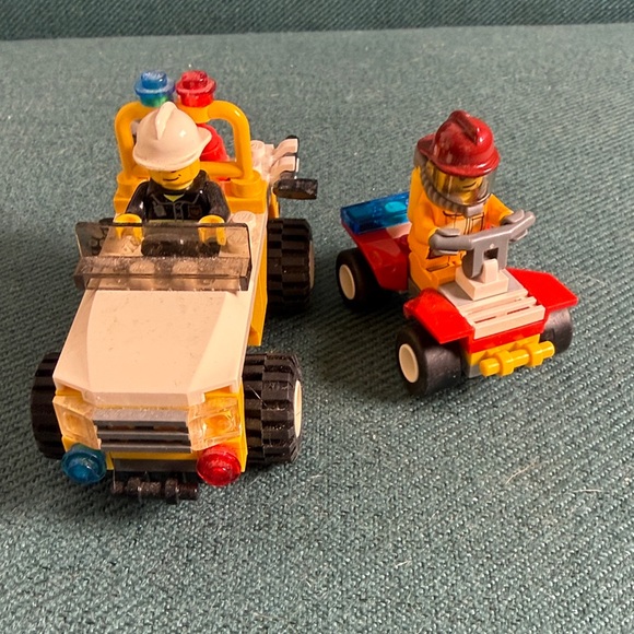 LEGO Emergency Response Vehicles with Two Minifigures - Picture 10 of 10